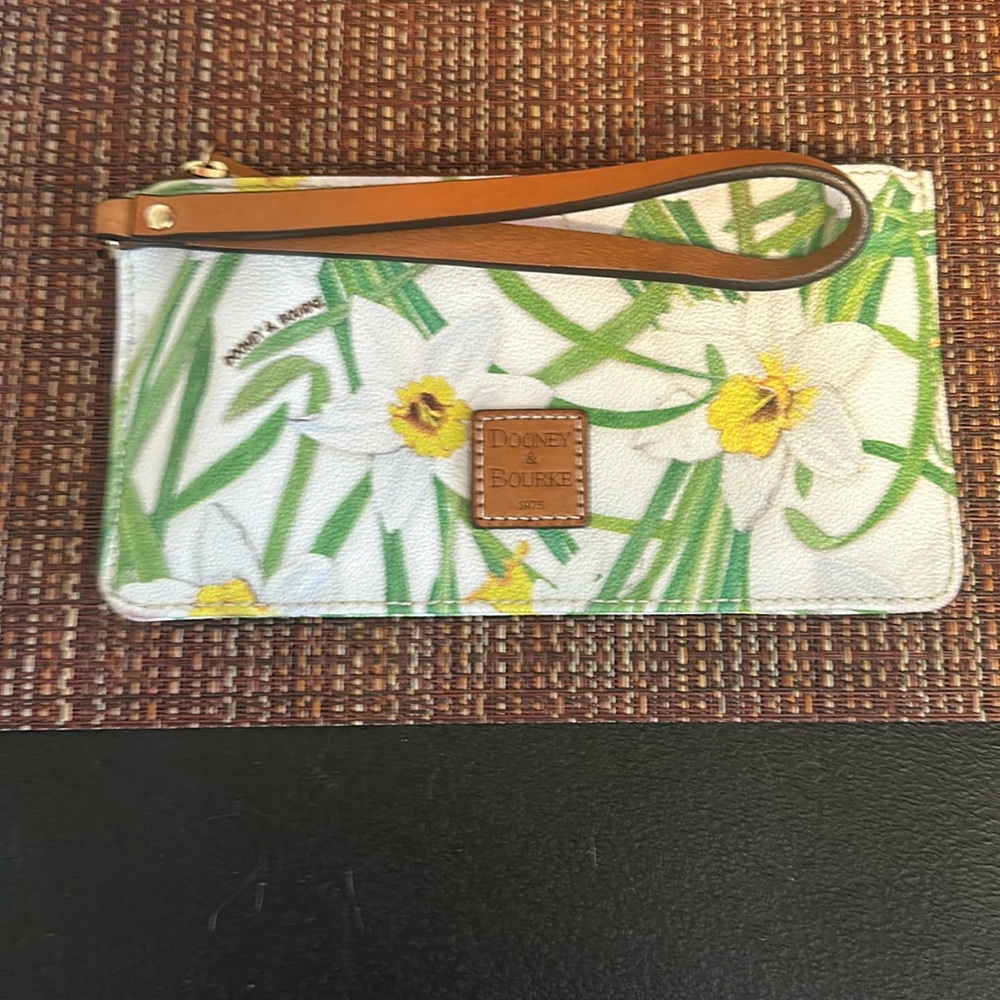 NWOT Dooney & Bourke Wristlet💚